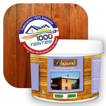 Charger l'image dans la galerie, Saturateur écologique Natura Lasural® Iroko (Bois Classic BC03) Intérieur/Extérieur MAT pour 80 m² - (conditionnement de 10.00 L) avec une pastille de ton iroko en fond d'image