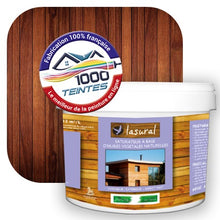 Charger l'image dans la galerie, Saturateur écologique Natura Lasural® Teck (Bois Classic BC08) Intérieur/Extérieur MAT pour 80 m² - (conditionnement de 10.00 L) avec une pastille de ton teck en fond d'image